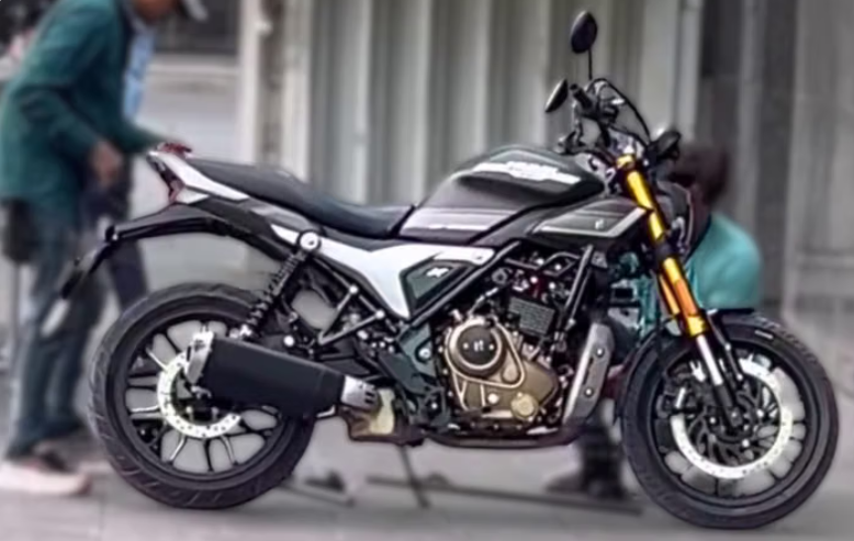 2025 Hero Mavrick 440 Spied During TVC Shoot